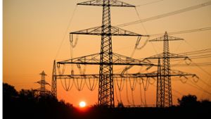 Stromkunden in Deutschland mussten einem Bericht zufolge 13 Cent mehr für eine Kilowattstunde zahlen als der EU-Durchschnitt. Foto: dpa/Julian Stratenschulte