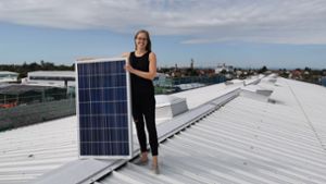 Laura Zöckler von der Heidelberger Energiegenossenschaft auf dem Dach einer örtlichen Brauerei, auf der die Vereinigung eine Solaranlage errichtet hat. Foto: Heidelberger Energiegenossenschaft/Laura Zöckler