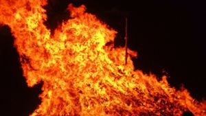Bis zu sieben Meter hoch schlagen die Flammen des Osterfeuers. Foto: Manuel Niederberger
