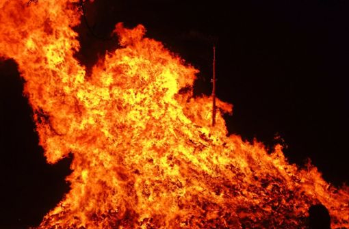 Bis zu sieben Meter hoch schlagen die Flammen des Osterfeuers. Foto: Manuel Niederberger