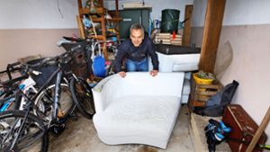 Das alte Sofa wird erst am 5. Juni abgeholt, bis dahin blockiert es weiterhin die Garage von Manfred Zapletal. Foto: Horst Rudel