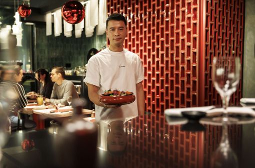 Ziemlich schick: Phuc Nguyen Duc in seinem neuen Restaurant Okyu Foto: Lichtgut/Julian Rettig