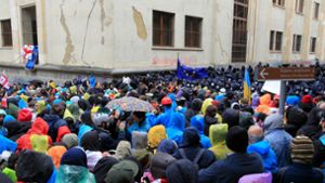 Eine Demonstration der Opposition gegen das russische Gesetz in der Nähe des Parlamentsgebäudes. Foto: Shakh Aivazov/AP/dpa