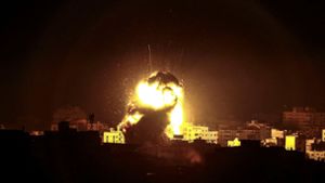 Eine Explosion ist nach einem Angriff der israelischen Luftwaffe in Gaza zu sehen. Foto: dpa