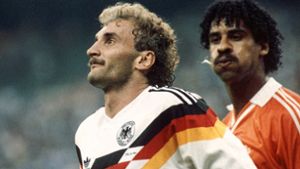 Eine Szene, die jeder Fußballfan mit Duellen zwischen Deutschland und Holland verbindet: Frank Rijkaard (re.) bespuckt Rudi Völler im WM-Achtelfinale 1990. Beide müssen daraufhin das Feld verlassen. Foto: dpa