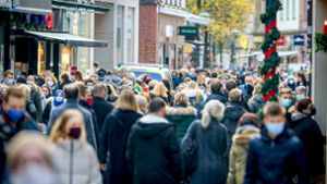 Volle Einkaufsstraßen vor Weihnachten: Trotz steigender Zahlen drängen sich  in vielen Fußgängerzonen noch die Menschen. Foto: imago/Rüdiger Wölk