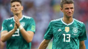 Tief enttäuscht: Thomas Müller (re.) kann seine Tränen nicht zurückhalten. Foto: AP