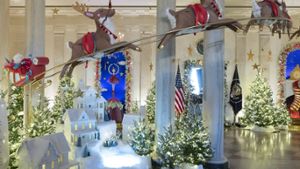 Im Foyer des Weißen Hauses düst Rudolph mit seinen Rentier-Kollegen durch die Luft. Foto: imago/Cover-Images