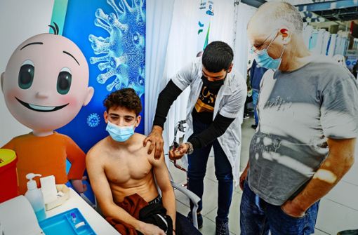 Viele Schüler ab 16 Jahren lassen sich in Israel (hier Tel Aviv) impfen, um wieder zur Schule gehen zu können. Foto: AFP/J. Guez