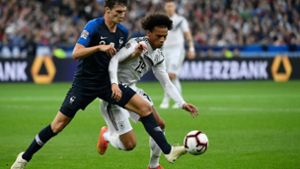Benjamin Pavard vom VfB Stuttgart stoppt Leroy Sané – und Frankreich gewinnt mit 2:1. Foto: dpa