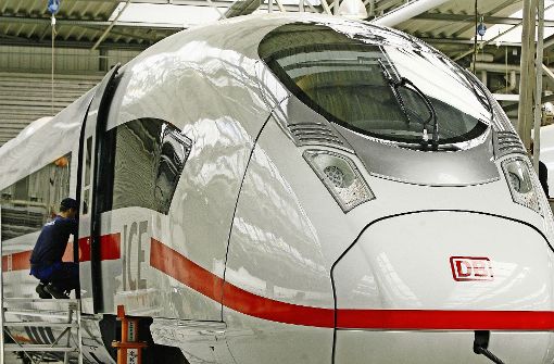 Siemens verhandelt hinter den Kulissen mit Bombardier über eine Fusion der Zugsparten. Im Bild: eine Montagehalle des Konzerns in Krefeld Foto: dpa