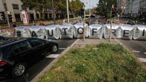 Ärgerlich für Autofahrer: Klimaschützer blockieren spontan die B14 in Stuttgart. Foto: dpa/Christoph Schmidt