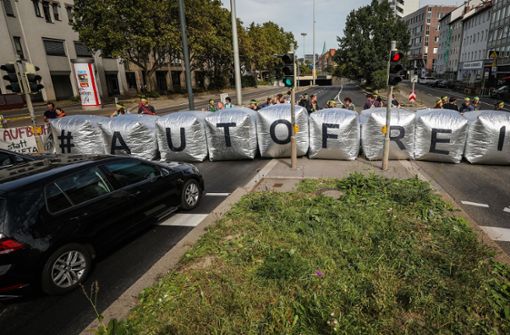 Ärgerlich für Autofahrer: Klimaschützer blockieren spontan die B14 in Stuttgart. Foto: dpa/Christoph Schmidt