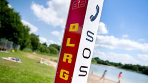 Niedersachsen, : Eine Notrufsäule der DLRG steht an einem Badesee in der niedersächsischen Gemeinde Moormerland. Foto: dpa/Hauke-Christian Dittrich