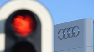 Die Ampel  vor Audis  Konzernzenzentrale steht auf Rot: Der Automobilhersteller spart radikal und baut Tausende Stellen ab. Foto: dpa/Stefan Puchner