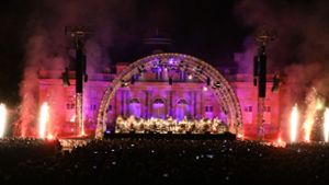 Ryan McAdams und das Orchester der Ludwigsburger Schlossfestspiele beim Finale des Festivals, dem Monrepos Open Air. Foto: Werner Kuhnle
