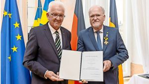 Winfried Kretschmann (links) ehrt Wolfgang Faißt mit der Verdienstmedaille. Foto: Staatsministerium Baden-Württemberg/Uli Regenscheit