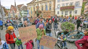 Kitas werden in Esslingen teurer – dagegen protestieren Familien  lautstark auf dem Rathausplatz. Foto: Roberto Bulgrin