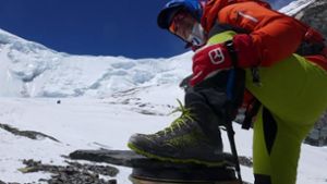 Während im Basislager auf knapp 5200 Meter der Himmel tiefblau ist, toben hoch droben in der Gipfelregion starke Stürme, die einen Aufstieg für alle Bergsteiger am Mount Everest derzeit unmöglich machen. Foto: Wolfgang Klocker