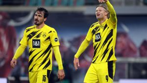 Dortmunds Erling Haaland jubelt neben Mats Hummels über seinen Treffer. Foto: dpa/Jan Woitas