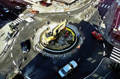 Auf dem Kreisverkehr an der Kreuzung der Wilhelm- zur Olgastraße soll das Fundament für eine Skulptur ausgehoben werden. Der Ort fiel im Bezirksrat durch. Foto: Zweygarth