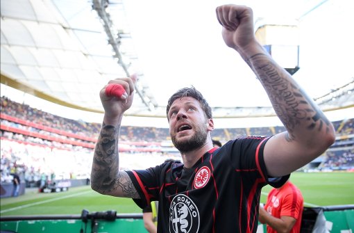 Eintracht-Kapitän Marco Russ steht ein langer Kampf bevor. Foto: Bongarts/Getty