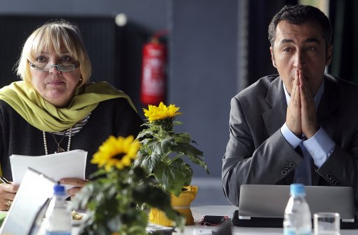 Die Enttäuschung ist überwunden: Die damaligen Parteivorsitzenden Claudia Roth und Cem Özdemir verkünden die Wahlniederlage der Grünen im Septbember 2013. Foto: dpa-Zentralbild