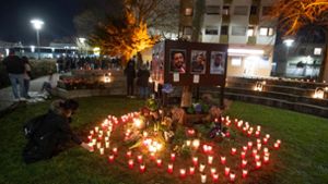 Fotos der Opfer und Teelichter erinnern Menschen am Tatort der Morde in Hanau-Kesselstadt an die Bluttat. Foto: Boris Roessler/dpa