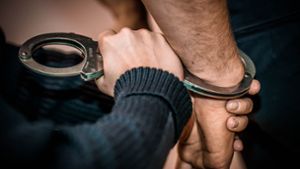 Drei jugendliche, mutmaßliche Ladendiebe, wurden von der Polizei vorübergehend festgenommen (Symbolbild). Foto: Phillip Weingand / STZN