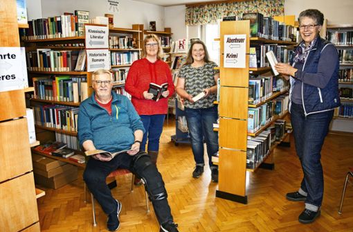 Wolfgang Heisler vom Zollberg-Förderverein und die ehrenamtlichen Mitarbeiterinnen Edith Zilliken, Gisela Reim und Sabine Wiesner (von links ) engagieren sich seit vielen Jahren für ihre kleine Stadtteil-Bibliothek –  und das wollen sie auch in Zukunft tun. Foto: Ines Rudel