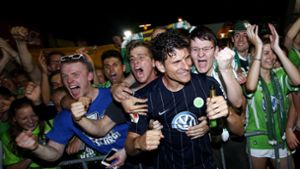 Wolfsburg-Stürmer Mario Gomez bejubelt den Klassenerhalt. Foto: AFP