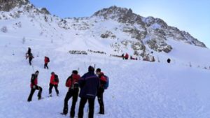 Rettungskräfte in Sölden – hier kamen fünf Skifahrer mit dem Leben davon. Foto: dpa/Zoom.Tirol