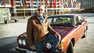 Karl Ulrich Herrmann mit seinem Bentley Eight  Saloon. Der Geschäftsmann verfügt über einen Fahrzeugpool von  rund 80 historischen Pkw Foto: Lichtgut/Achim Zweygarth