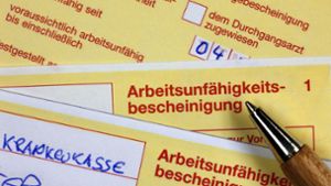 Der gelbe Krankenschein verabschiedet sich bald in den Ruhestand. Foto: Jens Büttner/dpa-Zentralbild