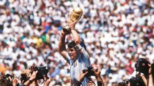 Diego Maradona bei seinem vermutlichen größten Erfolg, dem Sieg der Fußballweltmeisterschaft 1986. . Foto: Baumann