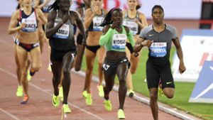 Bei den Olympischen Spielen in Rio de Janeiro 2016 belegten die Südafrikanerin Caster Semenya, Francine Niyonsaba aus Burundi und die Kenianerin Margaret Wambui  (auf dem Foto von rechts nach links) über 800 Meter die Plätze eins bis drei. Das Ergebnis wurde kontrovers diskutiert, da alle drei Medaillengewinnerinnen in den Medien als intersexuell dargestellt wurden. Damit wurde eine Debatte erneut befeuert, die bereits mit Semenyas WM-Sieg 2009 und dem daraufhin folgenden Geschlechtstest begonnen hatte. Foto: Getty