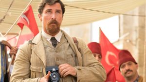 Schauspieler Christian Bale als trinkfester Reporter in dem historischen Drama „The Promise – Die Erinnerung bleibt“. Foto: Verleih