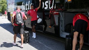 Der VfB Stuttgart um Daniel Didavi (steigt hier gerade aus dem Bus) ist im Trainingslager in Mayrhofen angekommen. Foto: Pressefoto Baumann