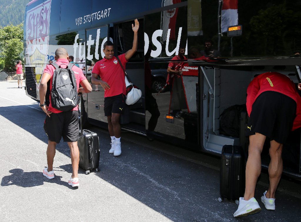 Der VfB Stuttgart um Daniel Didavi (steigt hier gerade aus dem Bus) ist im Trainingslager in Mayrhofen angekommen.