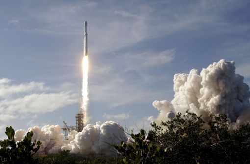 Auf dem Weg zum Mars: Die „Falcon Heavy“ ist nach Angaben von SpaceX mit 70 Metern Länge und 60 Tonnen Nutzlast die größte derzeit im Einsatz befindliche Weltraumrakete. Foto: FR60642 AP