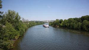 Ob auf dem Neckar außer Lastschiffen irgendwann auch eine Fähre fahren könnte? Die Vision hat auf alle Fälle Charme. Foto: Annina Baur