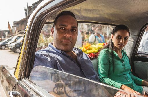 Russell Peters (hier mit Mishqah Parthiephal) ist The Indian Detective. Foto: CTV/Netflix