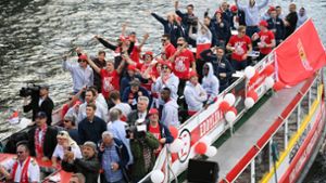 Die Mannschaft von Union fährt mit dem Schiff «Viktoria» nach Köpenick. Union Berlin feiert den Aufstieg in die Fußball-Bundesliga. Foto: Britta Pedersen/dpa-Zentralbild