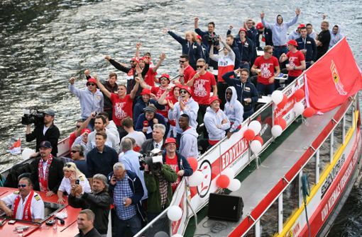 Die Mannschaft von Union fährt mit dem Schiff «Viktoria» nach Köpenick. Union Berlin feiert den Aufstieg in die Fußball-Bundesliga. Foto: Britta Pedersen/dpa-Zentralbild