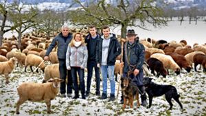 Paul Lemke (l.) sucht neue Weideflächen für seine Schafe. Das Foto zeigt ihn  mit seiner Familie und dem Schäfer Bernd Horrmann (r.) vor der Herde in Kayh. Foto: Stadt Herrenberg