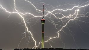 Beeindruckendes Bild: Blitze erhellen den Stuttgarter Nachthimmel am Fernsehturm. Foto: 7aktuell.de/Oskar Eyb