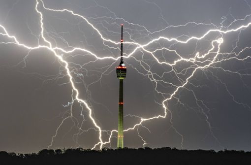 Beeindruckendes Bild: Blitze erhellen den Stuttgarter Nachthimmel am Fernsehturm. Foto: 7aktuell.de/Oskar Eyb
