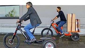 Treten muss man selbst, doch der  Elektromotor  macht es dem Radler leicht. Steffen Müller  und Tim Bisinger (von links) von  der GWW testen die Dreiräder. Foto: factum/Granville