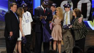 Michael Oher (Mitte, mit Trikot) mit der Familie Tuohy (in Rosé: Leigh Anne) bei seinem Draft durch die Baltimore Ravens im Jahr 2009. Foto: IMAGO/USA TODAY Network/IMAGO/Howard Smith-USA TODAY Sports