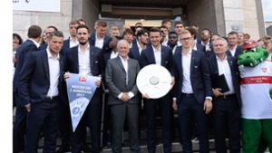 Die Mannschaft des VfB Stuttgart wurde im Rathaus empfangen. Foto: dpa